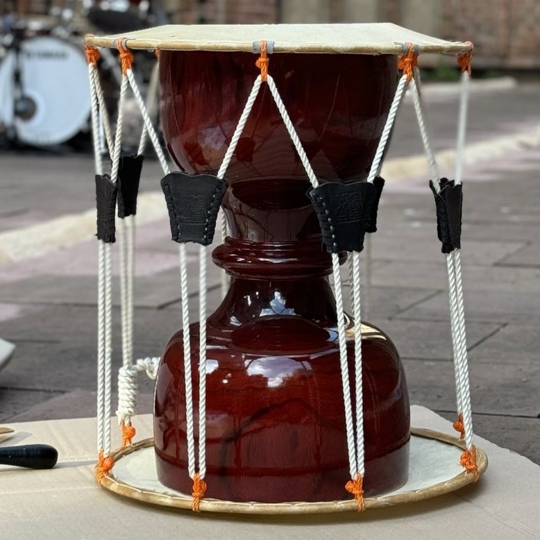 janggu Sanduhrtrommel für Rhythmus und Dynamik.